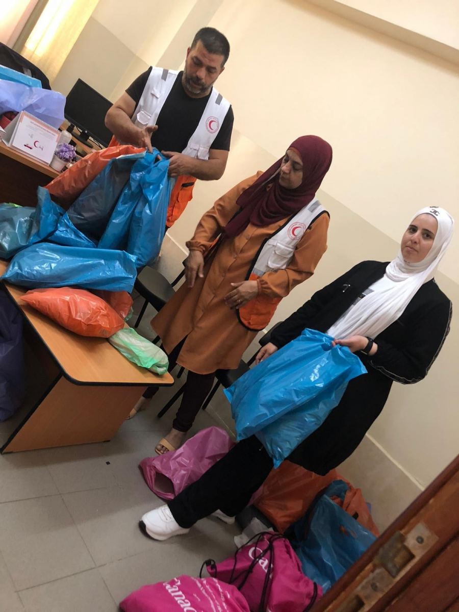 قامت مقررة لجنة المراة والطفل وذوي الاعاقة مها سلامه وبرنامج التأهيل المجتمعي في بلدية طوباس – دعاء دراغمه بتقديم كسوة العيد للاطفال المعاقين في جمعية الهلال الاحمر الفلسطيني /طوباس